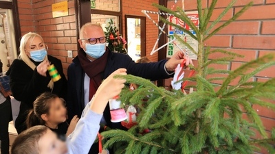 Svaki vrtić u Beogradu dobio jelku od zamenika gradonačelnika