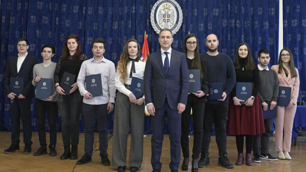 Ministar Stefanović uručio stipendije