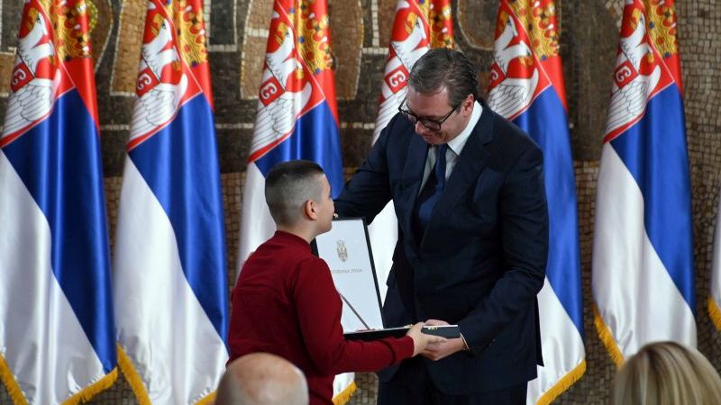 Predsednik Srbije odlikovao zaslužne pojedince i institucije povodom Dana državnosti