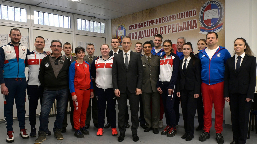 Ministar Stefanović i članovi reprezentacije Srbije u streljaštvu sa učenicima vojnih škola