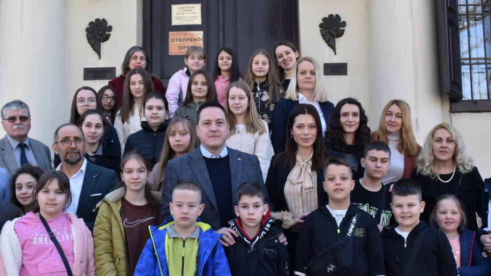 Plaketa pobedničkom učenikom timu za najbolji ekološki projekat