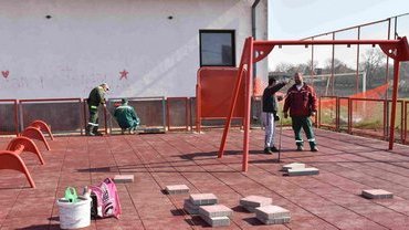 Izgradnja četiri dečja igrališta i sportskog terena u Mladenovcu