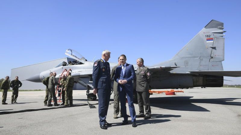 Stefanović obišao pripadnike 204. vazduhoplovne brigade