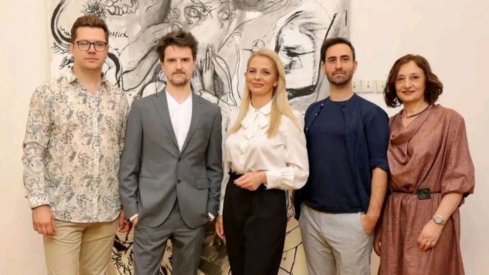 Natalija Trivić i Nele Karajlić na izložbi Zverje i paperje