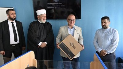 Vesić podelio tablete i laptopove učenicima i nastavnicima Beogradske medrese