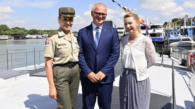 Vesić razgovarao sa građanima na rečnom ratnom brodu Sava
