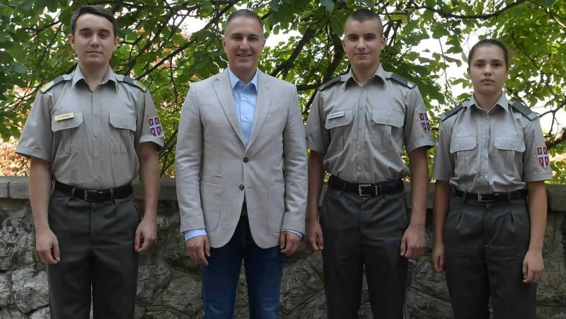 Nagrađeni najuspešniji polaznici vojnih škola