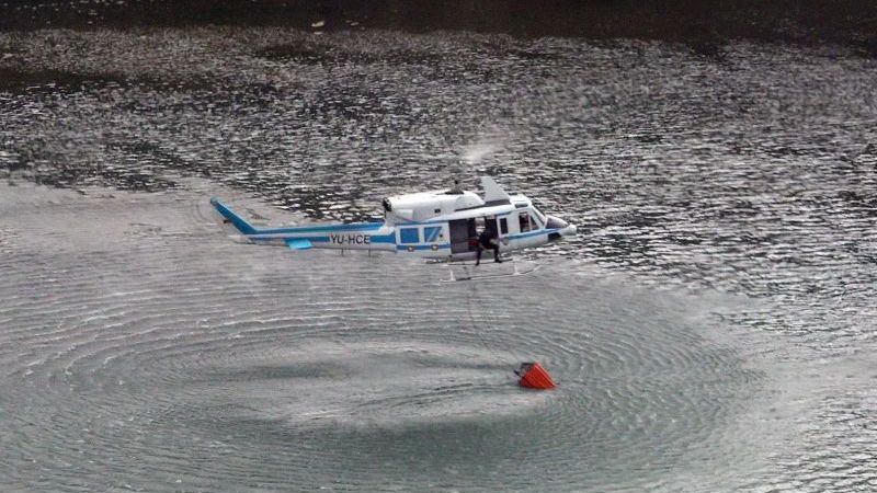 Helikopterska jedinica MUP-a Srbije gasi požar u Trebinju