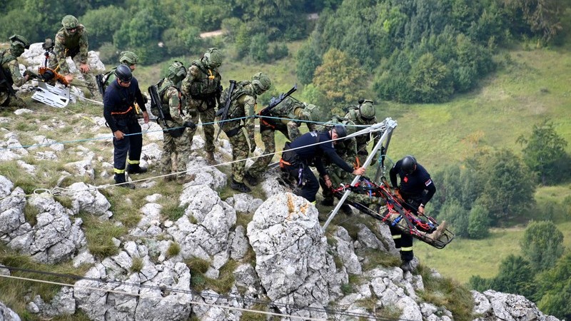 Zajednička obuka vatrogasaca i pripadnika Vojske Srbije