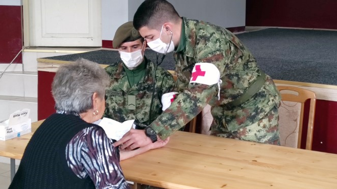 Pomoć vojnih lekara meštanima sela u Loznici i Ražnju