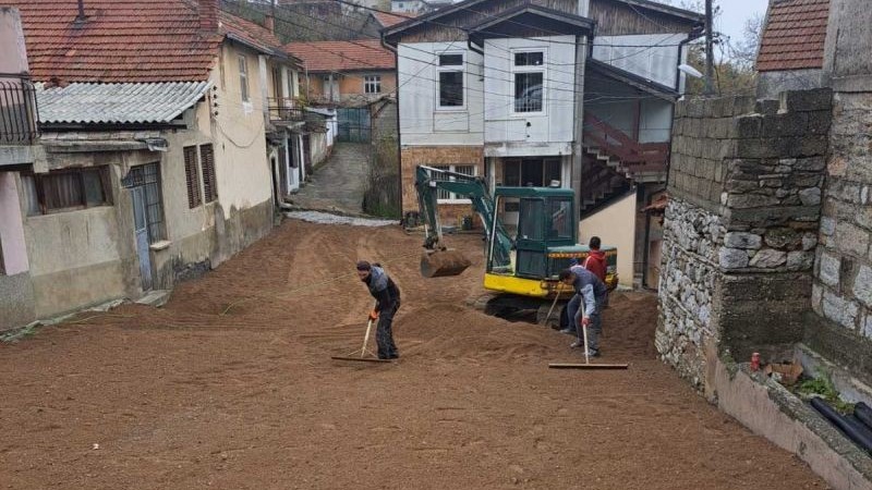 Počela rekonstrukcija školskog platoa u Orahovcu