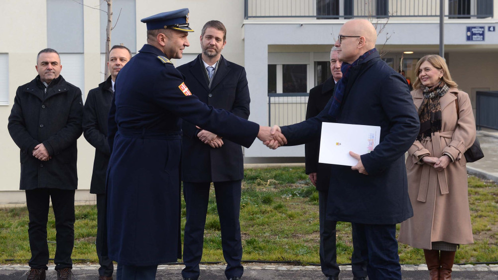 Ministar Vučević uručio ključeve od stanova pripadnicima snaga bezbednosti