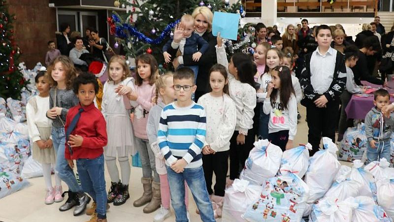 Novogodišnji paketići za decu iz hraniteljskih porodica