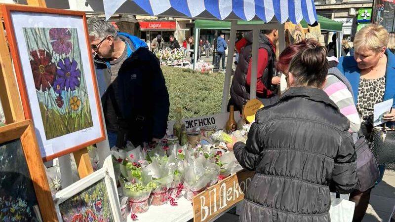 Štićenici Vaspitno-popravnog doma poklanjali cveće ženama u Kruševcu