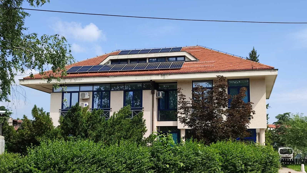 Postavljanje solarnih panela na zgradu RGZ-a u Grockoj kao deo održive energetske strategije