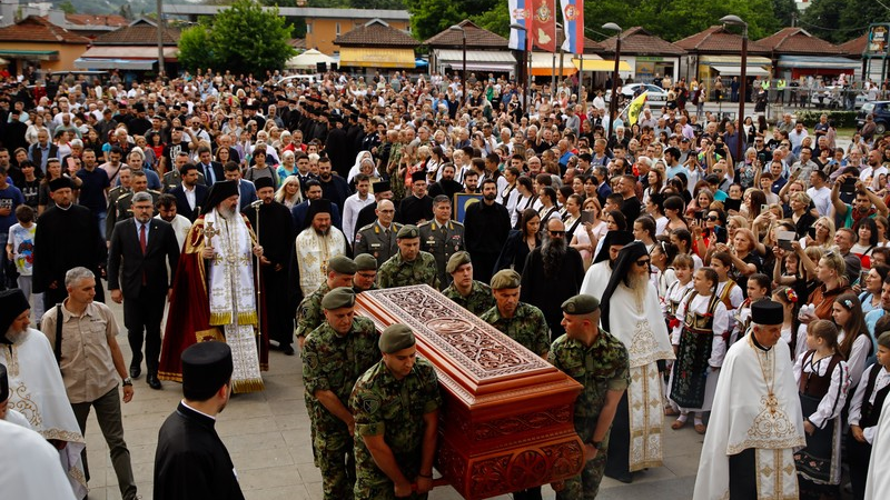 Vojska Srbije u litijskoj pratnji moštiju Svetog vladike Nikolaja