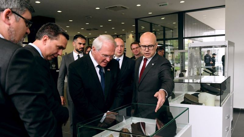 Vučević i Hil obišli izložbu o medicinskoj misiji SAD u Velikom ratu
