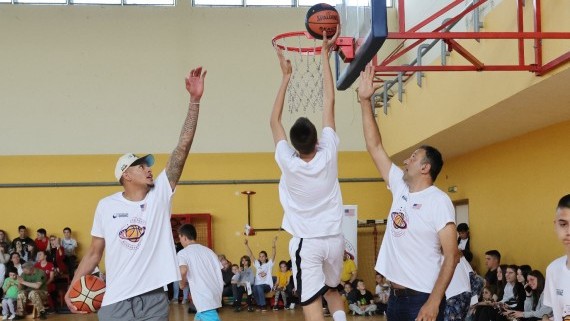 NBA zvezde sa školarcima u Novom Sadu povodom 100 godina košarke u Srbiji