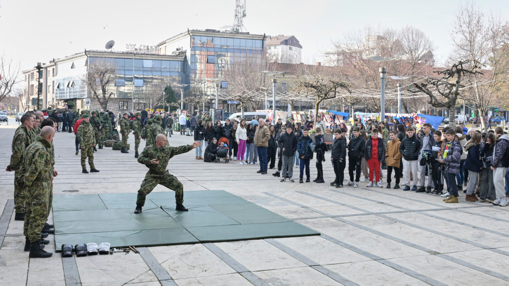 Pripadnici Ministarstva odbrane i Vojske Srbije na Sajmu profesionalne orijentacije u Pirotu