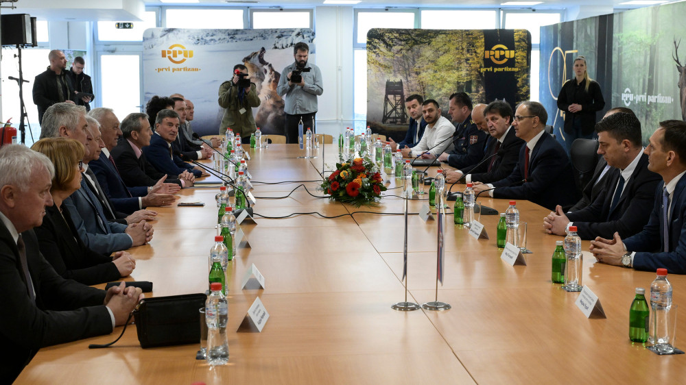 Predsednik Vlade i ministar odbrane obišli „Prvi partizan“ u Užicu i „Valjaonicu bakra Sevojno“